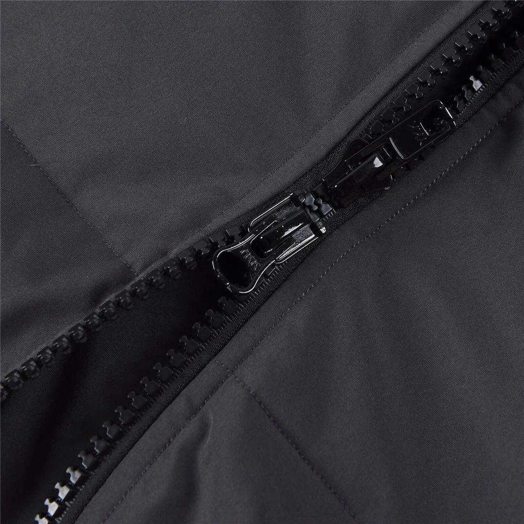 P760 Canada Goose Canada Goose #Mystique 3035LB extended parka down jacket/22 styles #women# ➖ Genuine synchronous anti-counterfeiting chip sensor! ➖ Imported 21-count polyester-cotton blended original fabric [last year’s 16-count/18-count hard fabrics have been completely eliminated, this year all use 21-count genuine synchronous fabrics, the soft mid-strap feels delicate and textured], genuine synchronous Feather-Light 10D waterproof coating fabric, made of 84.5 polyester fiber and 15.5 cotton, 100% the best feel in the entire network! ➖ The genuine official website is synchronized with the international standard 90 velvet! ➖ Using the best nylon lining with double double-layer sealing design, velvet-proof No. 7 needle + grid-filled down ready-made garments, there is 100% no so-called velvet running! ➖ The cuffs are designed with thickened seamless threads, and the collar and pockets are lined with top-quality polar fleece to keep you warm and comfortable! ➖ Yoshida YKK provides original custom-made electroplated sliders. YKK two-way lockable zippers are tight and smooth and will not peel off paint! ➖ 3M composite guarantees that the Velcro is the same as the original, durable, and all accessories and hardware are custom-made! ➖ Imported BEHRINGER embroidery machine to customize the 10,000-needle embroidery logo, 98% of which can be reproduced to restore the original logo. You can check and compare on the official website! ➖ The fur collars are all made of large pieces of Western Canadian blue wolf hide, ensuring that each fur collar is 13-15cm wide!  ⛔No slander, no exaggeration, professionalism because of focus!  SIZE: S M L [Attached: Size chart]